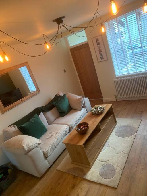 Quaint 1 Bedroom Cottage In Pudsey, Leeds Buitenkant foto